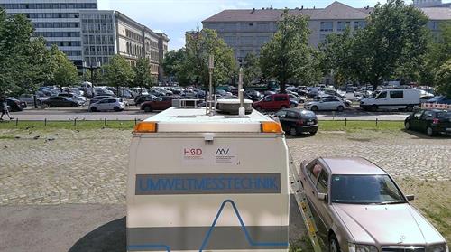 Messwagen der HSD mit verschiedenen Mess-Systemen für Luftschadstoffe  und meteorologische Parameter mit Blick auf die Straße des 17. Juni in Berlin. Foto: HSD